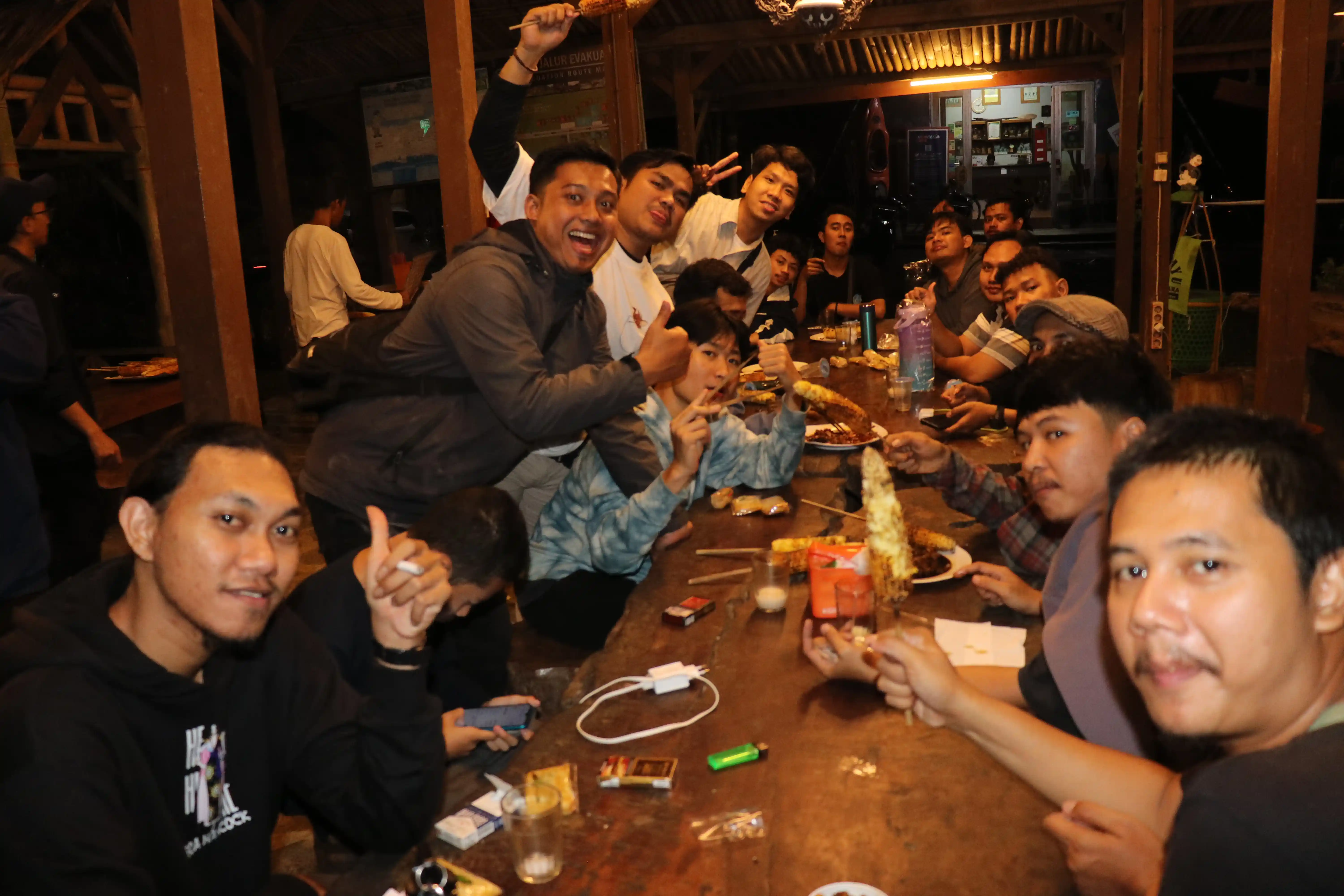 Kegiatan rapat tim di ruang meeting