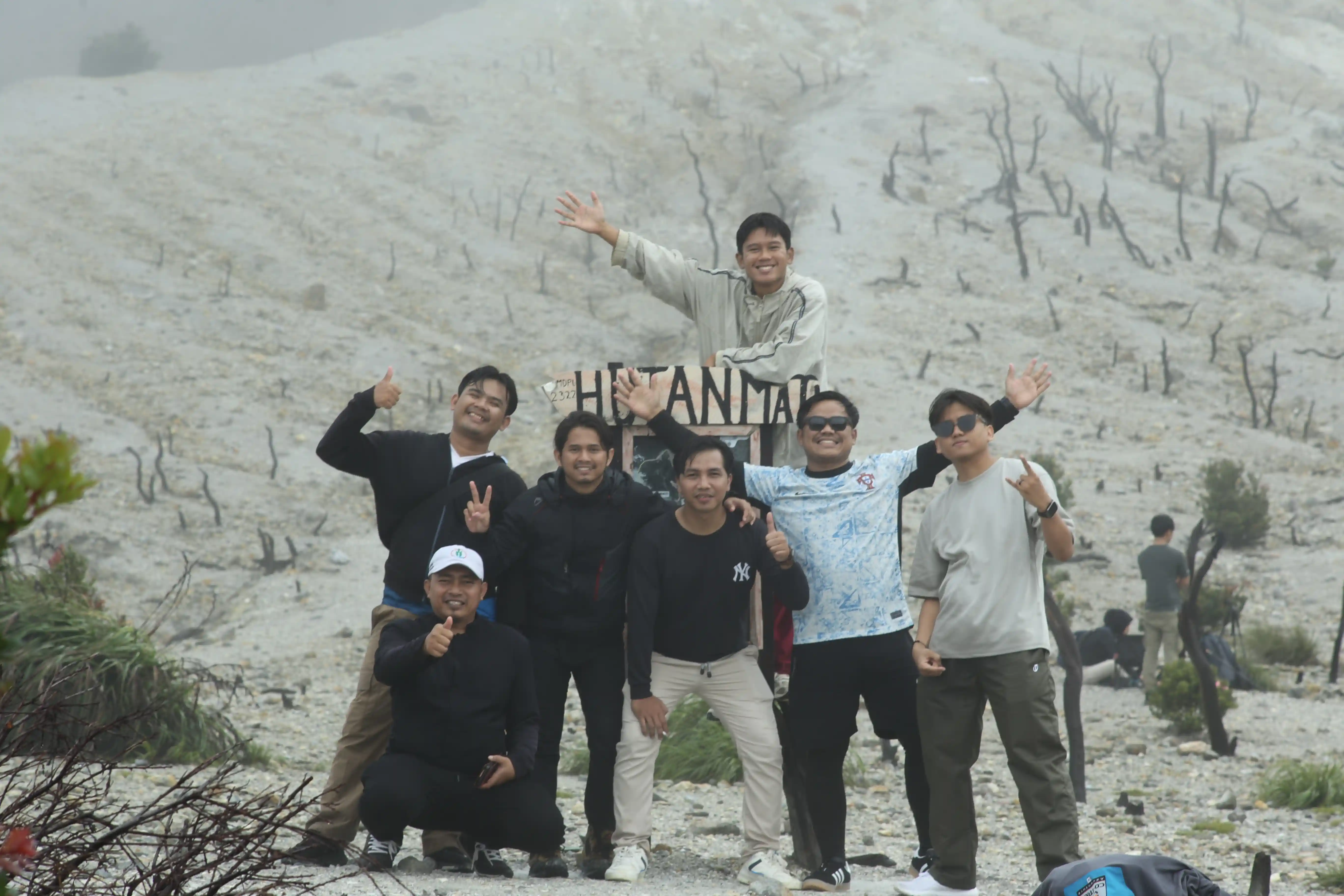 Tim bekerja bareng di meja kerja